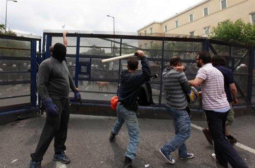 Yunanistan savaş alanına döndü  - Resim 33