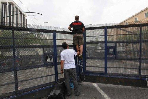 Yunanistan savaş alanına döndü  - Resim 34