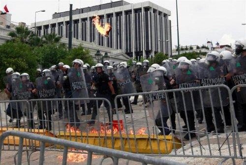 Yunanistan savaş alanına döndü  - Resim 31