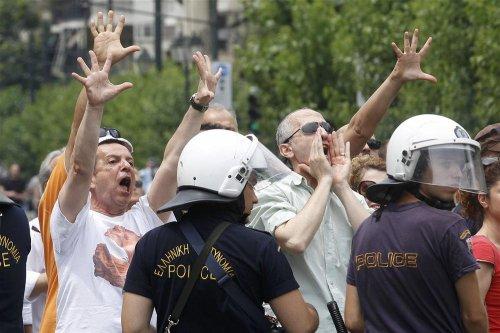 Yunanistan savaş alanına döndü  - Resim 32