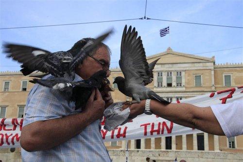 Yunanistan savaş alanına döndü  - Resim 2
