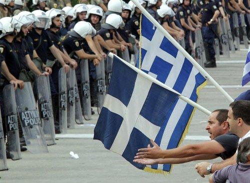 Yunanistan savaş alanına döndü  - Resim 9