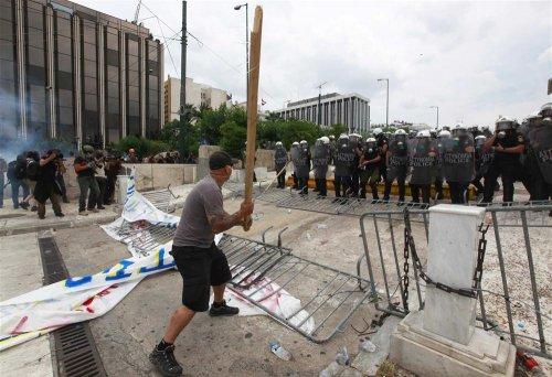 Yunanistan savaş alanına döndü  - Resim 30
