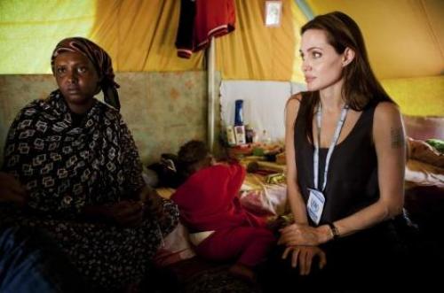 Angelina Jolie Libya-Tunus sınırında - Resim 5