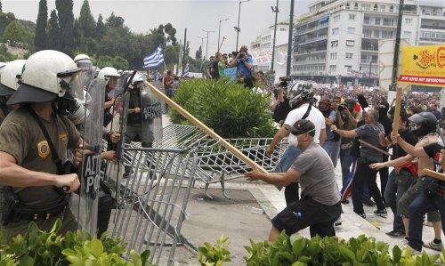 Yunanistan savaş alanına döndü  - Resim 27