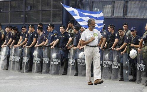 Yunanistan savaş alanına döndü  - Resim 22