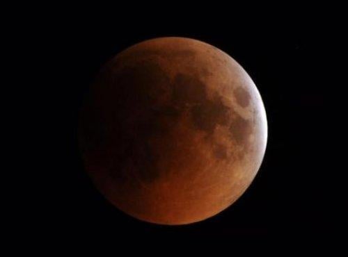 Ay tutulmasından muhteşem kareler