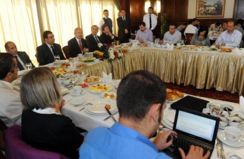 Kılıçdaroğlu gazetecilerle kahvaltıda buluştu
