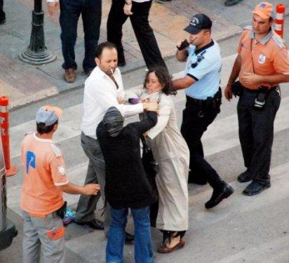 Sokak ortasında saç saça baş başa kavga - Resim 3