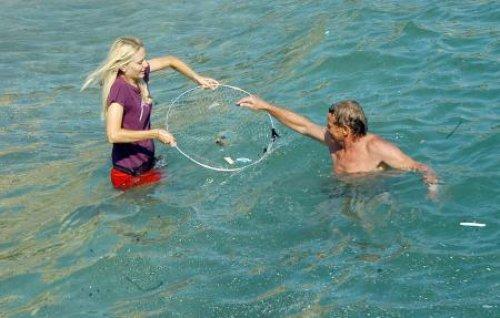 Turist güneşlenmeyi bırakıp denizi temizledi - Resim 4