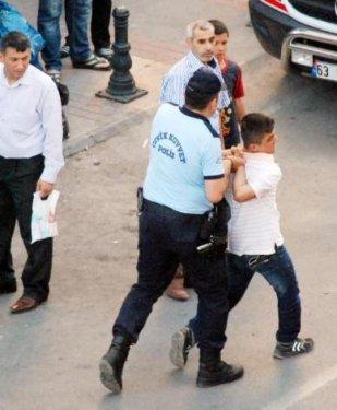 Sokak ortasında saç saça baş başa kavga - Resim 12