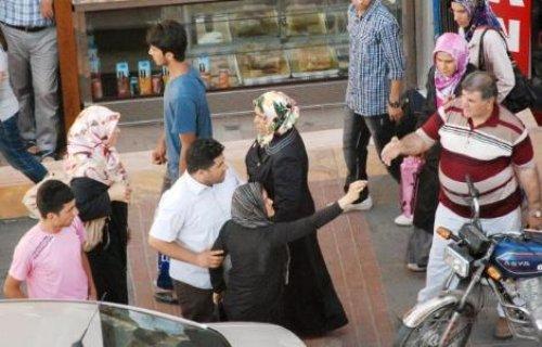 Sokak ortasında saç saça baş başa kavga - Resim 10