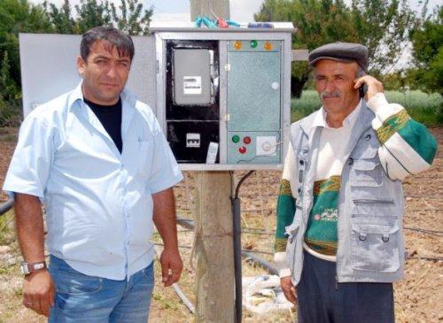 Arazilerini cep telefonu ile suluyor - Resim 4