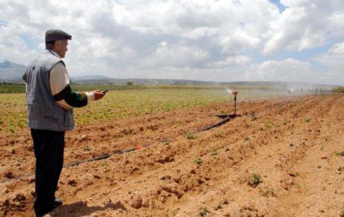 Arazilerini cep telefonu ile suluyor - Resim 2