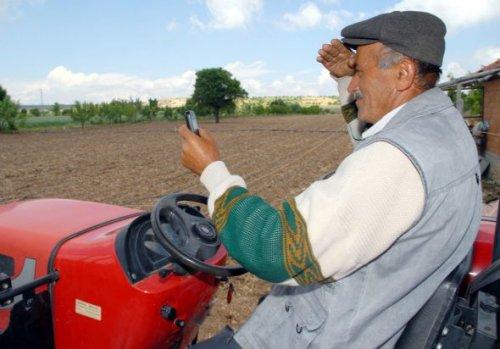 Arazilerini cep telefonu ile suluyor - Resim 1
