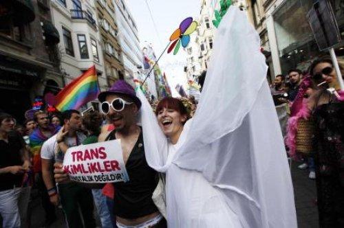 Taksim'de eşcinsel yürüyüşü - Resim 13