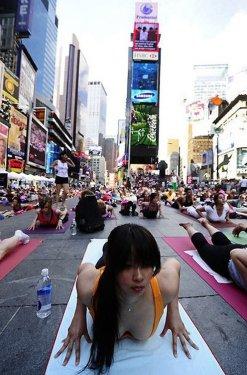 Times Meydanı'nda yoga yaptılar