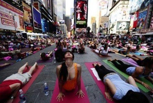 Times Meydanı'nda yoga yaptılar
