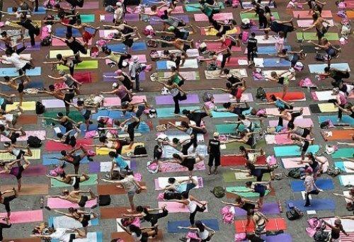 Times Meydanı'nda yoga yaptılar