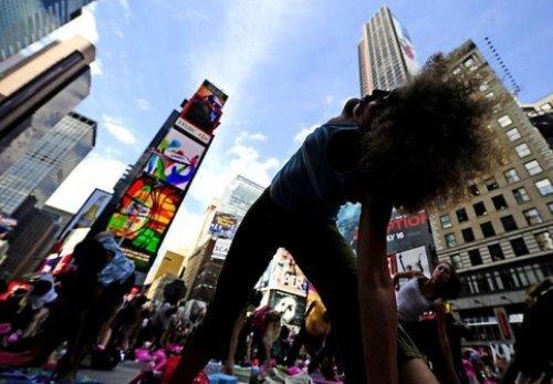 Times Meydanı'nda yoga yaptılar