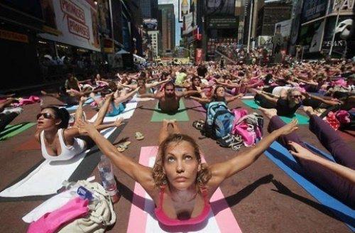 Times Meydanı'nda yoga yaptılar