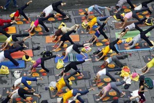 Times Meydanı'nda yoga yaptılar