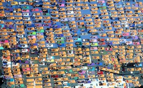 Times Meydanı'nda yoga yaptılar