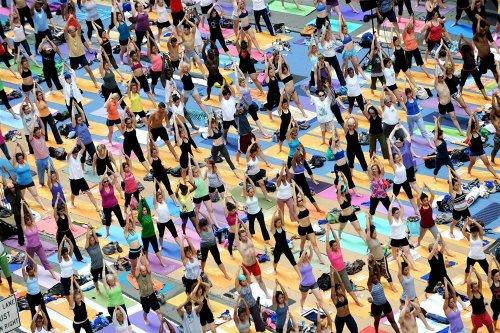 Times Meydanı'nda yoga yaptılar