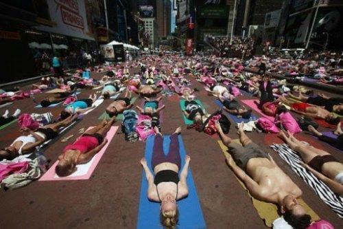 Times Meydanı'nda yoga yaptılar