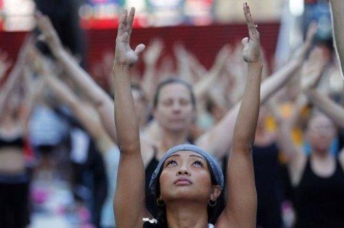 Times Meydanı'nda yoga yaptılar
