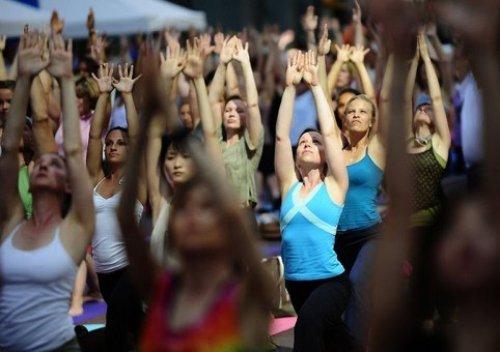 Times Meydanı'nda yoga yaptılar