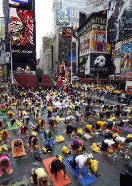 Times Meydanı'nda yoga yaptılar
