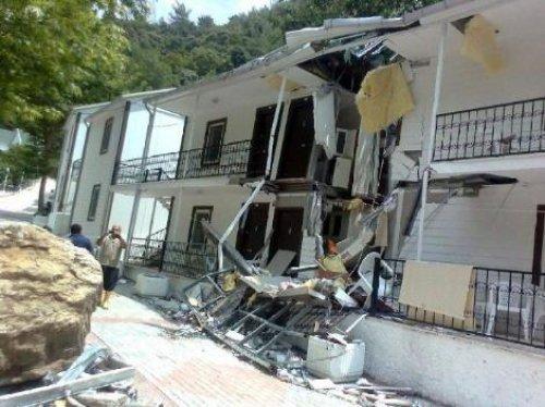 Dev kayalar turistik kaplıcayı yerle bir etti - Resim 4