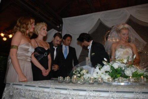 Yahşi Cazibe'nin Barış’ı Gökçe Özyol evlendi