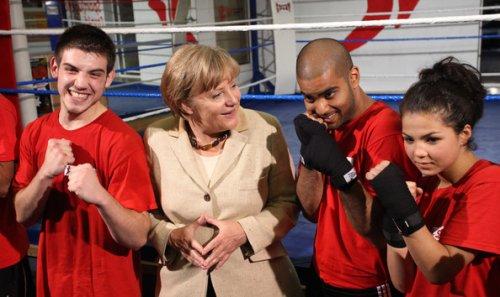 Bayan futbolculara Merkel'den destek
