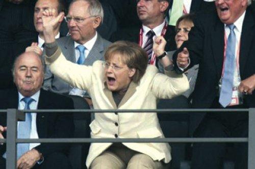 Bayan futbolculara Merkel'den destek