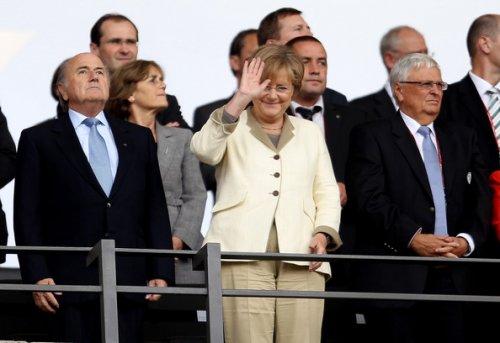 Bayan futbolculara Merkel'den destek