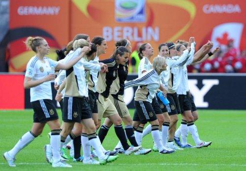 Bayan futbolculara Merkel'den destek