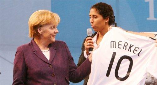 Bayan futbolculara Merkel'den destek