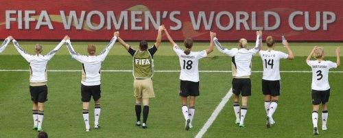 Bayan futbolculara Merkel'den destek