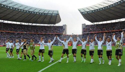 Bayan futbolculara Merkel'den destek