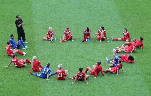 Bayan futbolculara Merkel'den destek