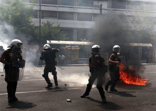 Grevin ilk gününde iç savaş - Resim 19