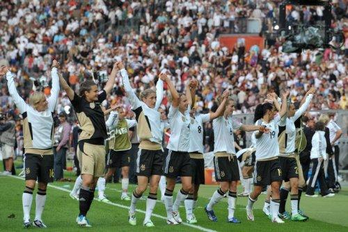 Bayan futbolculara Merkel'den destek