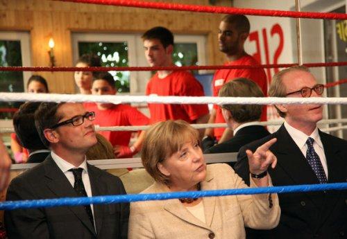 Bayan futbolculara Merkel'den destek