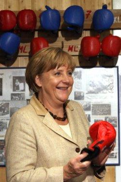 Bayan futbolculara Merkel'den destek