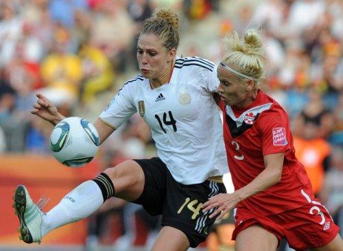 Bayan futbolculara Merkel'den destek