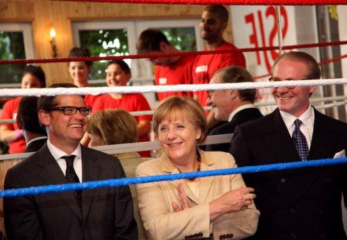 Bayan futbolculara Merkel'den destek
