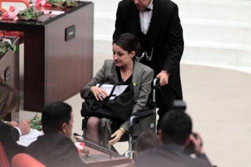 Şafak Pavey'in Meclis'te zor anları