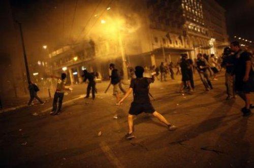 Atina'da halk isyanda